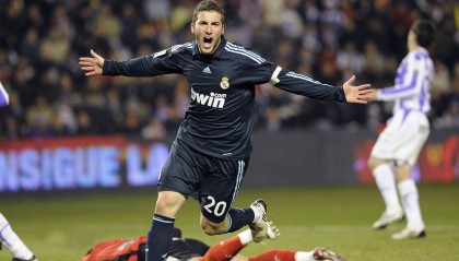 爱游戏电竞全站-_运动员街头即兴表演：青春力量焕发_，运动员街拍